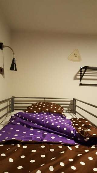 Хостелы Chocolate hostel Каунас Бюджетный двухместный номер с 2 отдельными кроватями-3