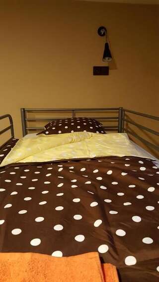 Хостелы Chocolate hostel Каунас Бюджетный двухместный номер с 2 отдельными кроватями-10